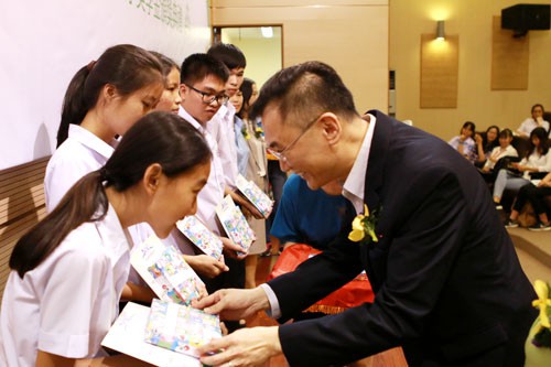 TẬP ĐO&Agrave;N POU CHEN: Trao 434 học bổng Ươm mầm ước mơ - Ảnh 1.