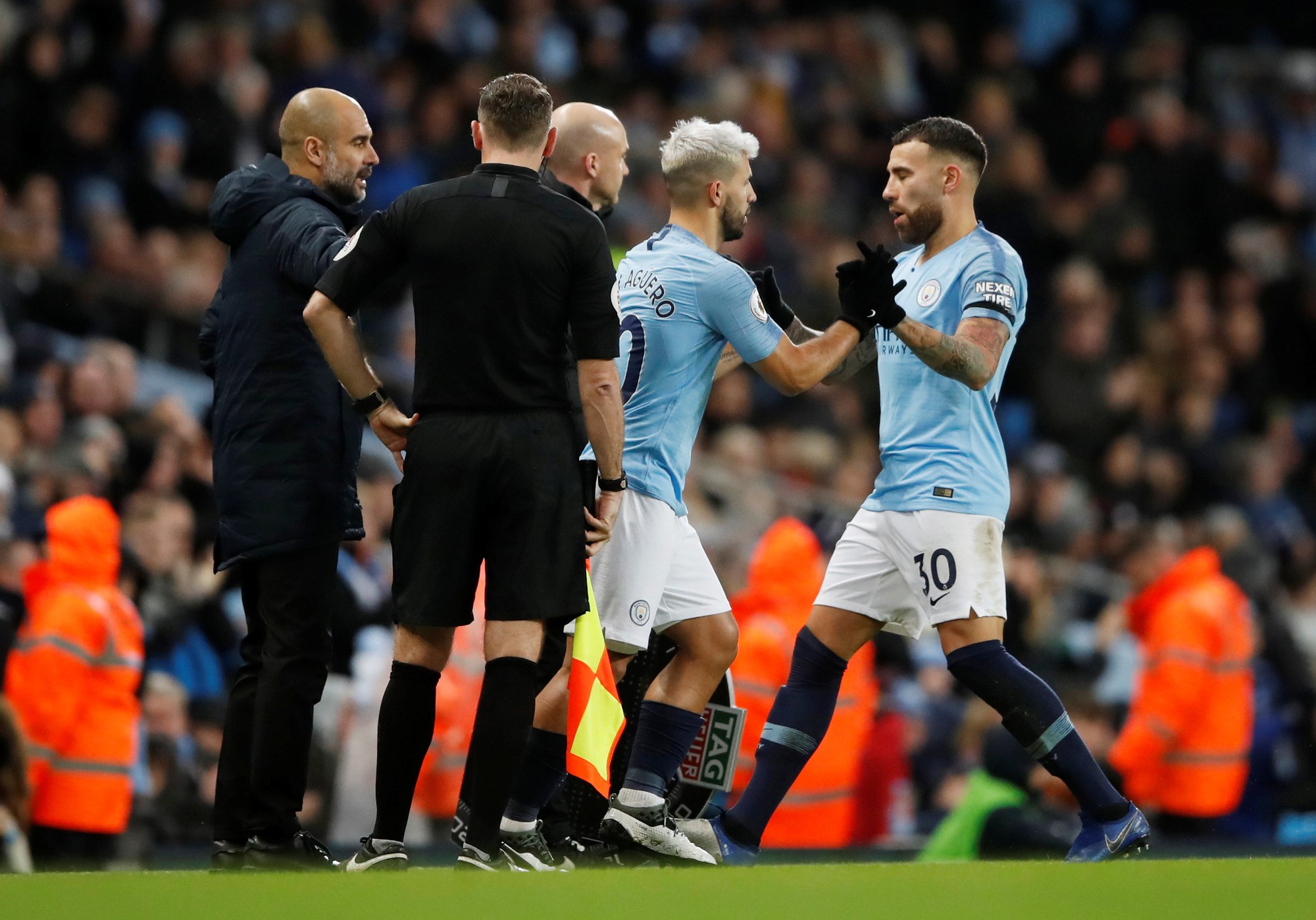 Guardiola n&oacute;i g&igrave; khi Man City tặng qu&agrave; Noel sớm cho Liverpool? - Ảnh 7.