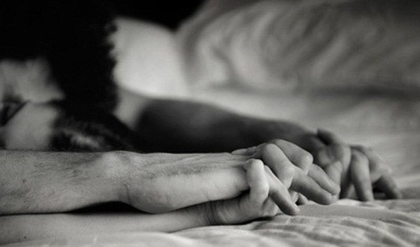 Khỏa thân làm bậy với nữ chủ nhà và các vụ trộm kì lạ