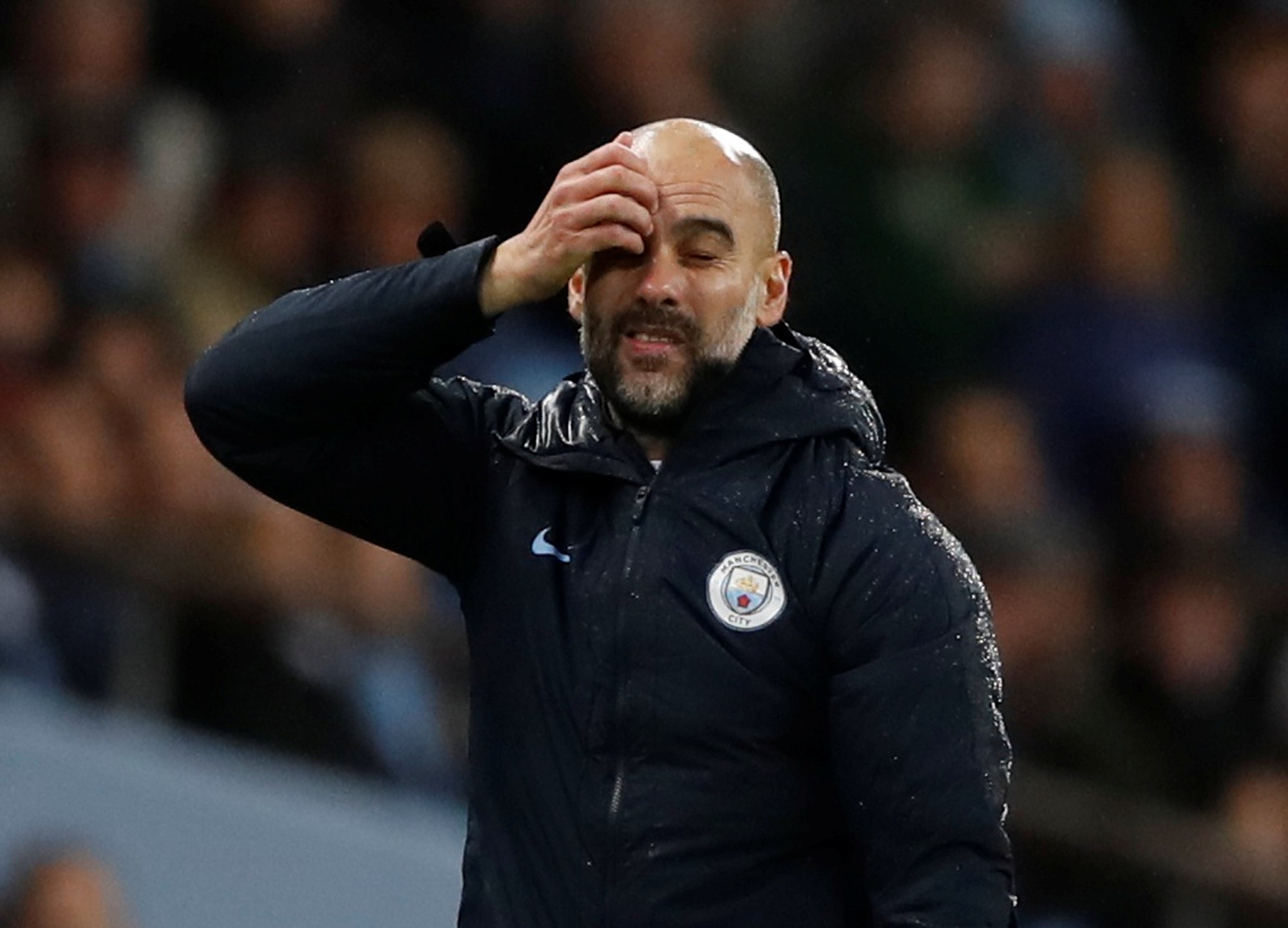 Guardiola nói gì khi Man City "tặng quà" Noel sớm cho Liverpool?