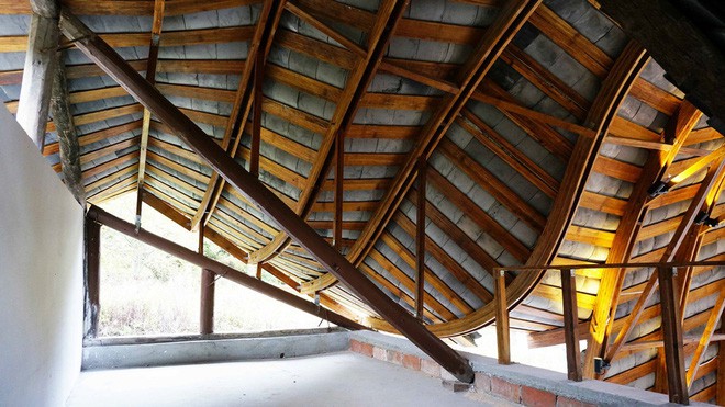 Sốc với nh&agrave; dột n&aacute;t s&acirc;u trong n&uacute;i biến th&agrave;nh nh&agrave; độc đ&aacute;o - Ảnh 4.