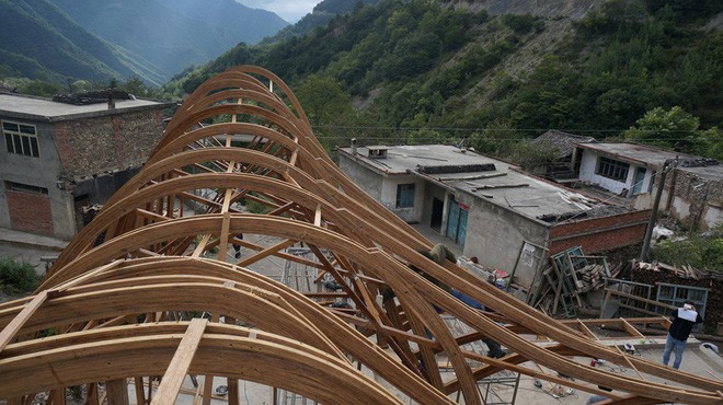 Sốc với nh&agrave; dột n&aacute;t s&acirc;u trong n&uacute;i biến th&agrave;nh nh&agrave; độc đ&aacute;o - Ảnh 5.