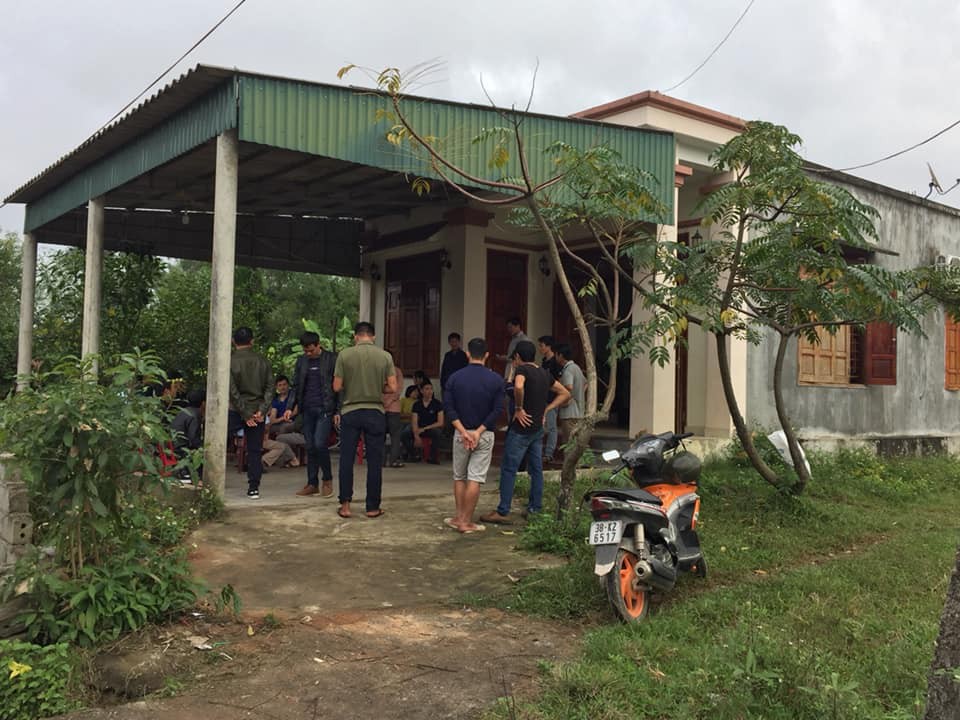 Phụ nữ bất ngờ đổ xăng lên người tự thiêu trước sân nhà