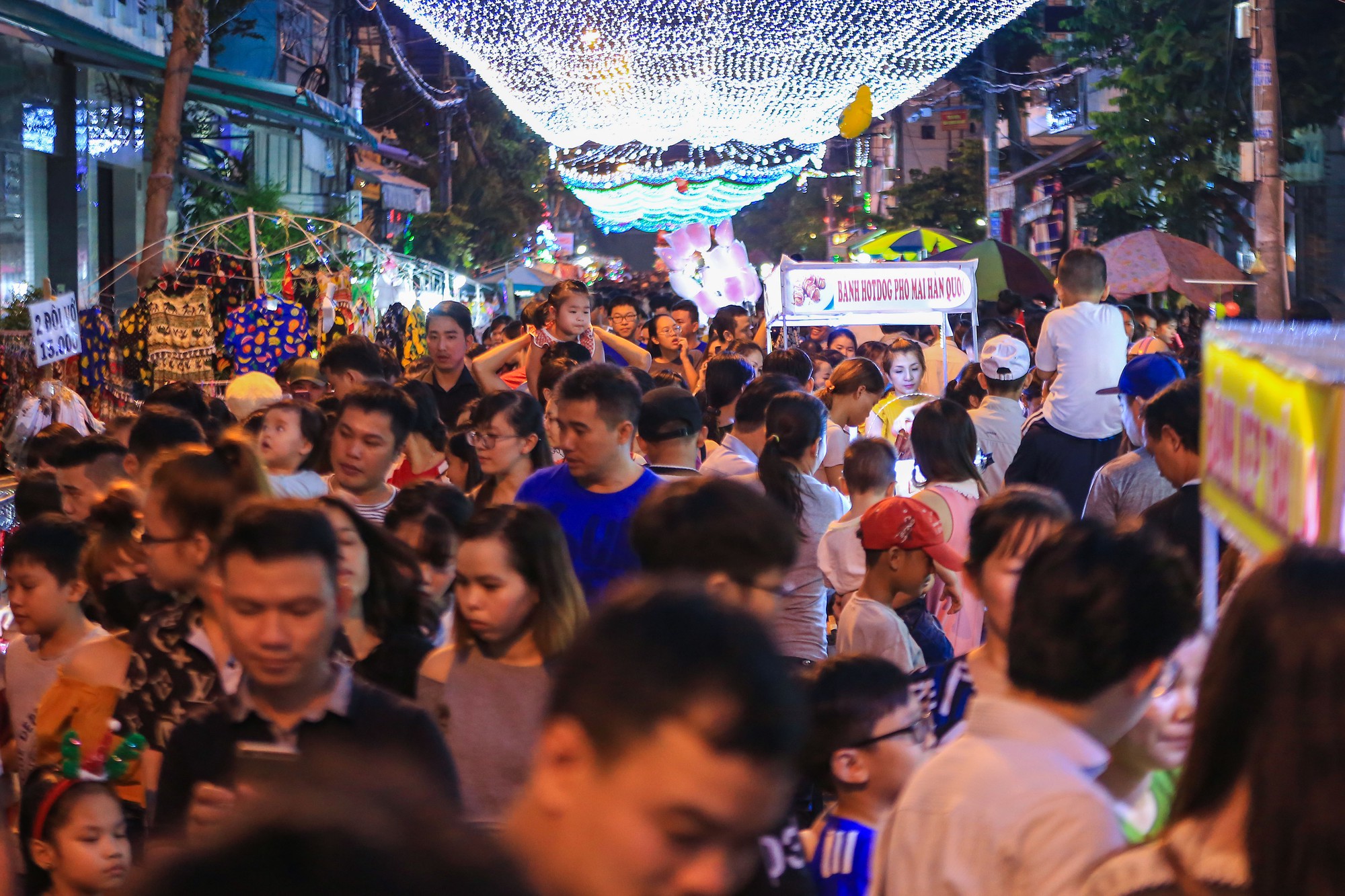 Người dân TP HCM, Hà Nội nô nức đón Giáng sinh