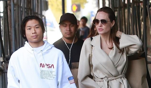 Pax Thiên rạng rỡ bên mẹ nuôi Angelina Jolie