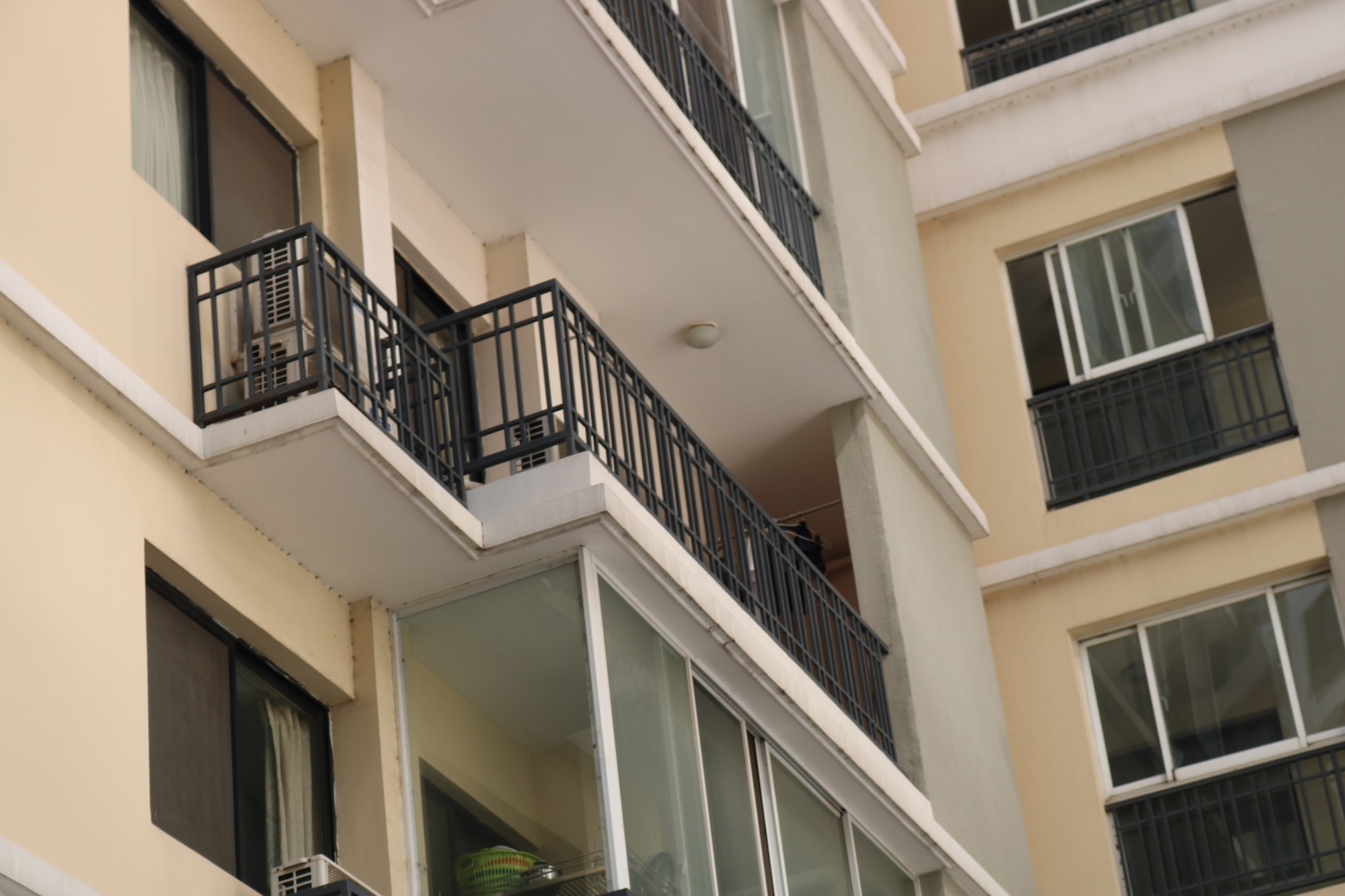Hiểm họa từ lan can chung cư cao tầng