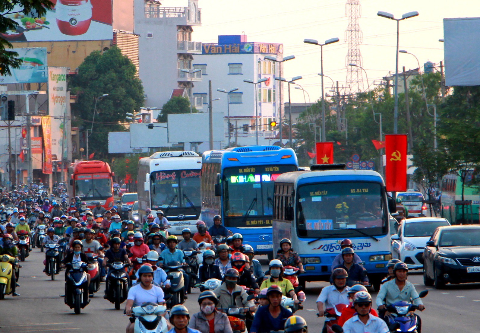 Đi lại dịp Tết tại TP HCM ra sao để an toàn, tránh kẹt xe?