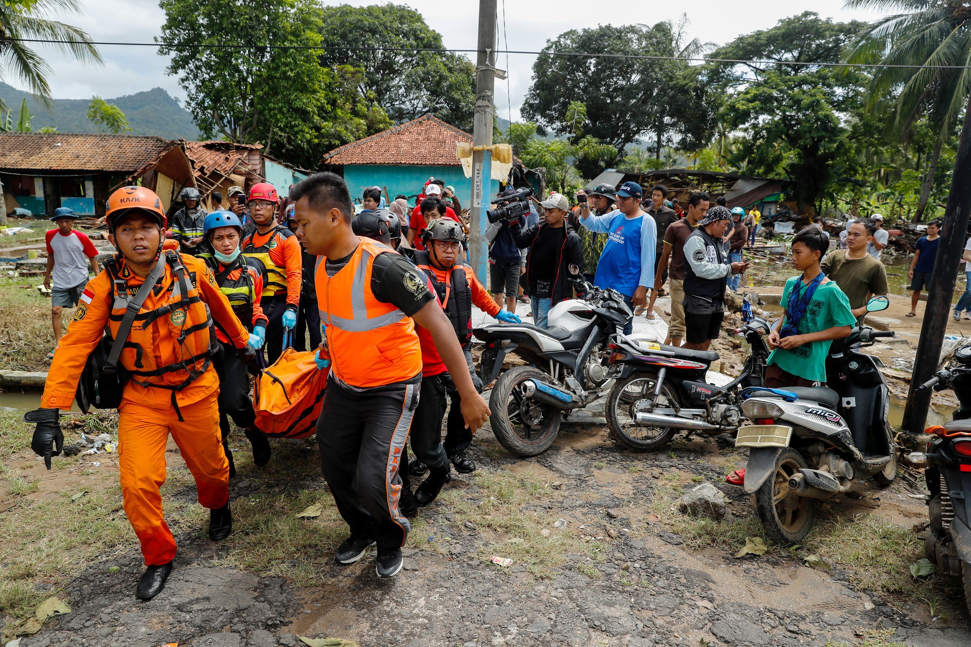 "Bóng ma" núi lửa gây sóng thần ở Indonesia