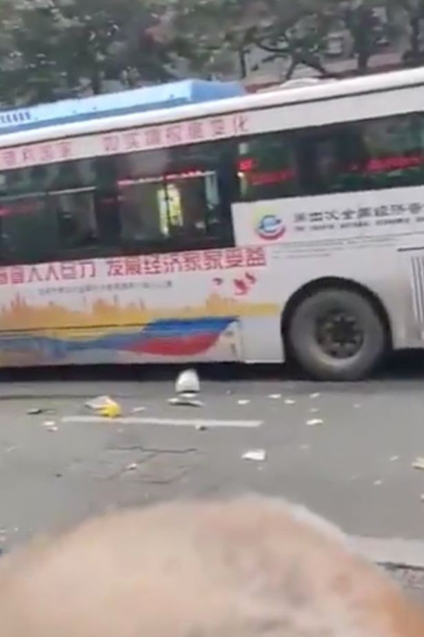 Trung Quốc: Cướp xe bu&yacute;t t&ocirc;ng người đi đường, 26 người thương vong - Ảnh 3.