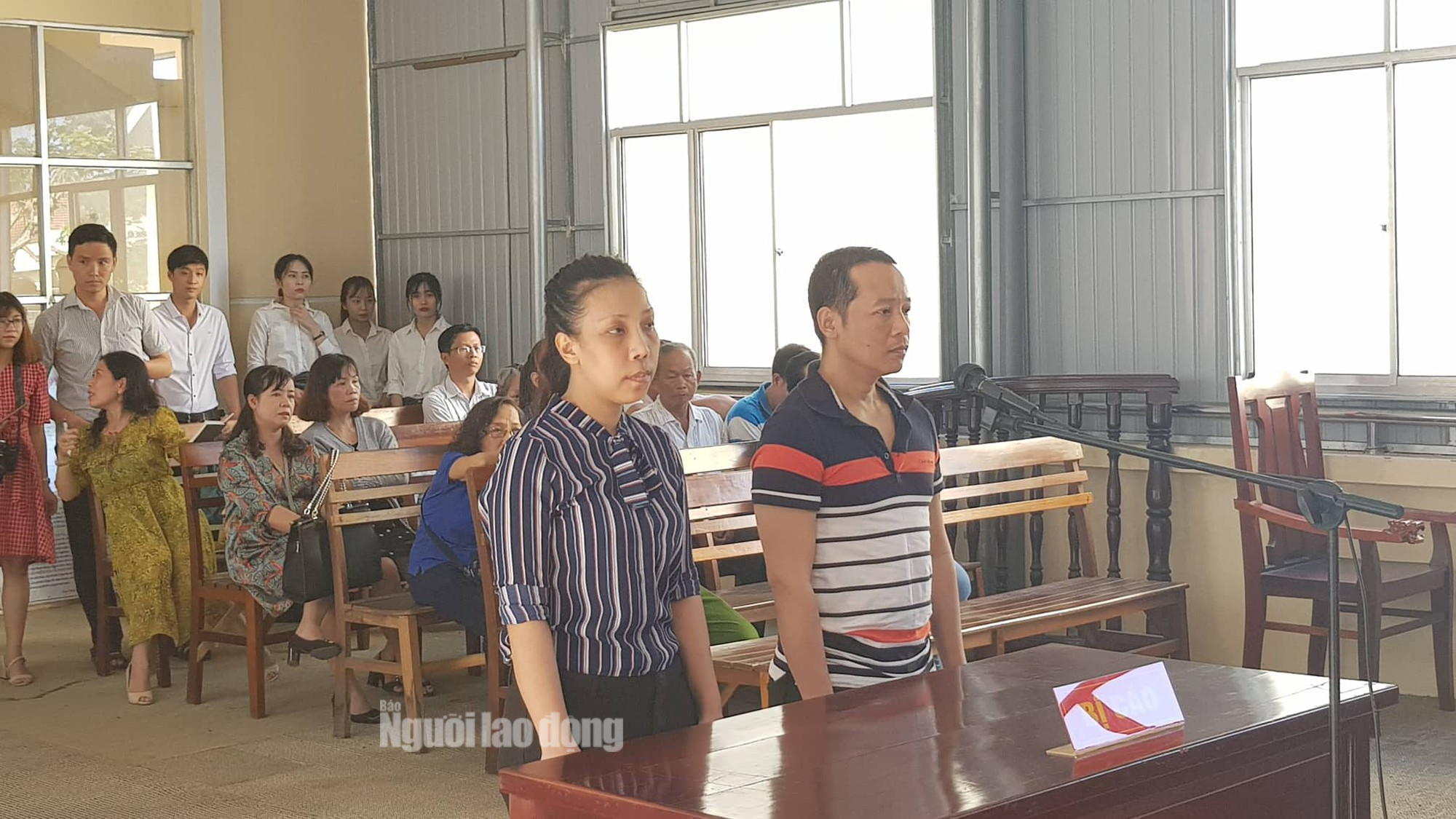 Hoãn xử vụ nữ nhà báo vòi tiền doanh nghiệp vì luật sư vắng mặt - Ảnh 2.