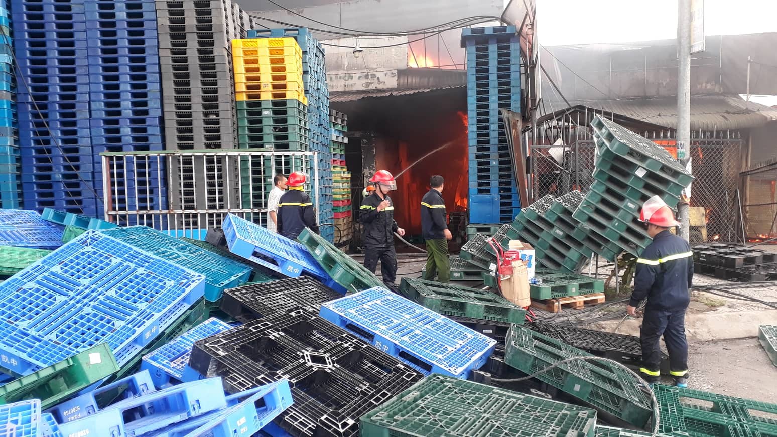 Cháy cực lớn, khói lửa bao phủ ngã tư Vũng Tàu - Ảnh 3.