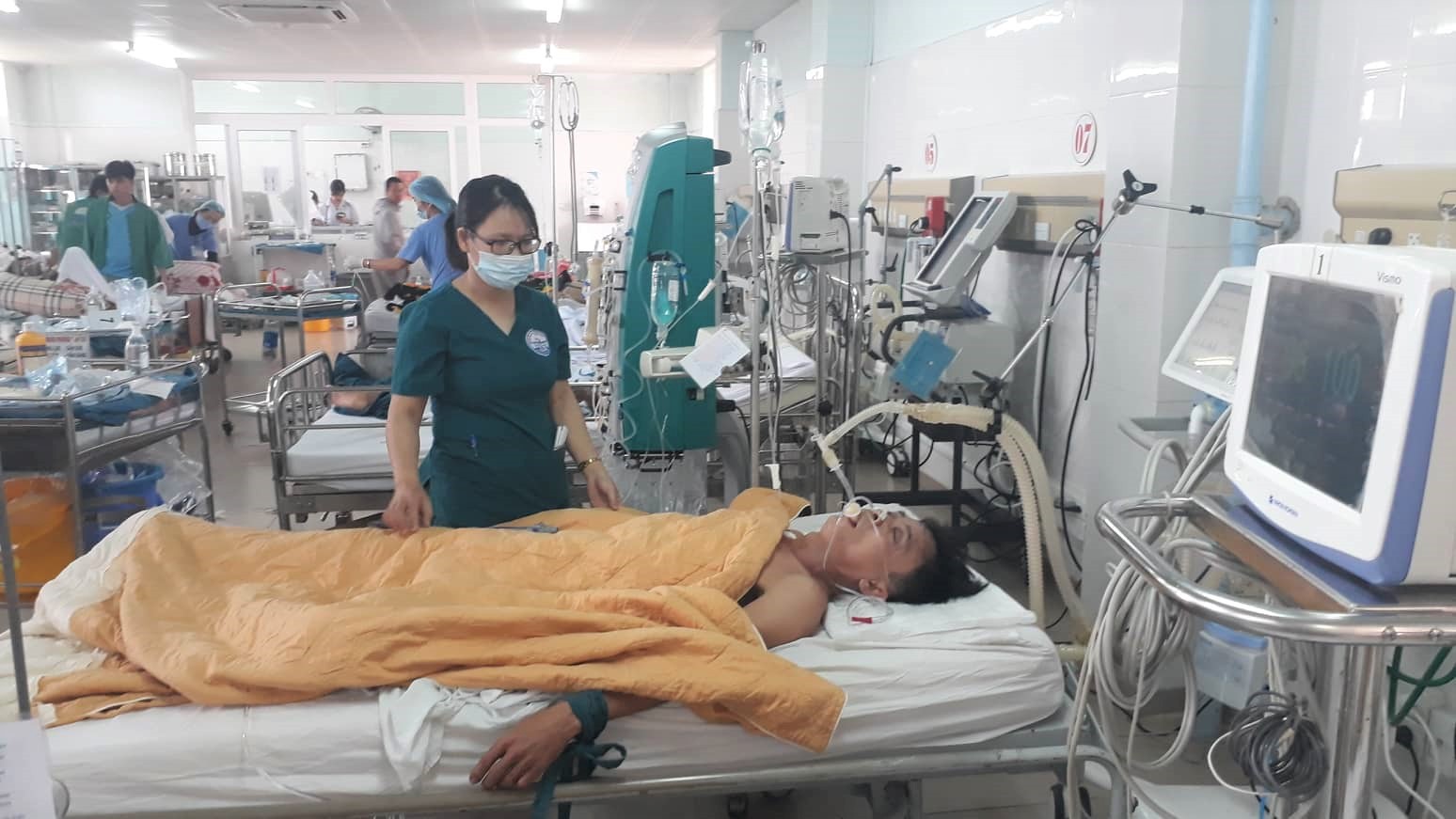 Ba người nguy kịch nghi bị ngộ độc thực phẩm
