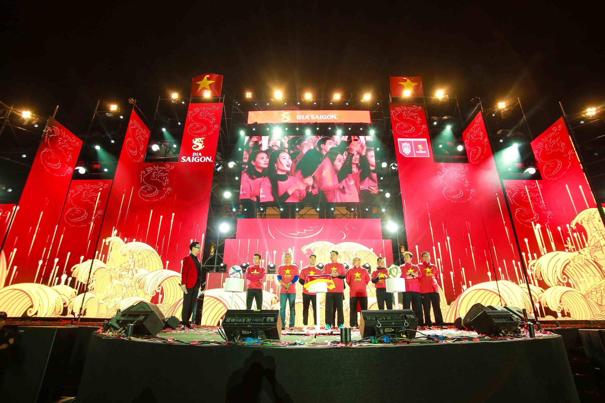 Người h&acirc;m mộ phấn kh&iacute;ch giao lưu c&ugrave;ng thầy tr&ograve; HLV Park Hang-seo trong đ&ecirc;m Noel - Ảnh 1.