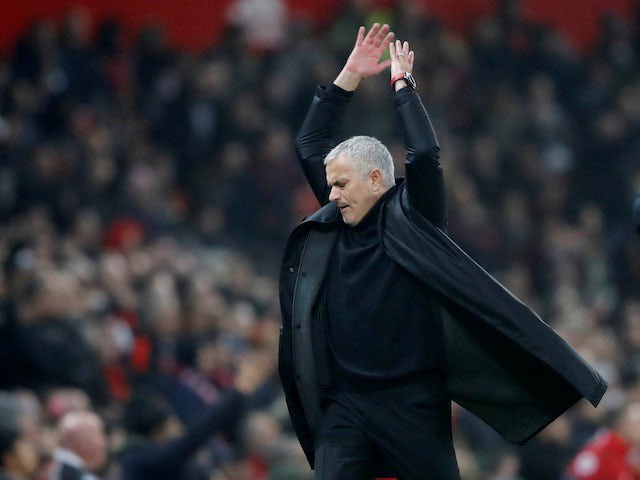 Mourinho: Học trò đòi sa thải, báo chí tố lăng nhăng bồ trẻ