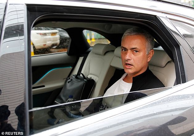 Mourinho: Học trò đòi sa thải, báo chí tố lăng nhăng bồ trẻ - Ảnh 2.