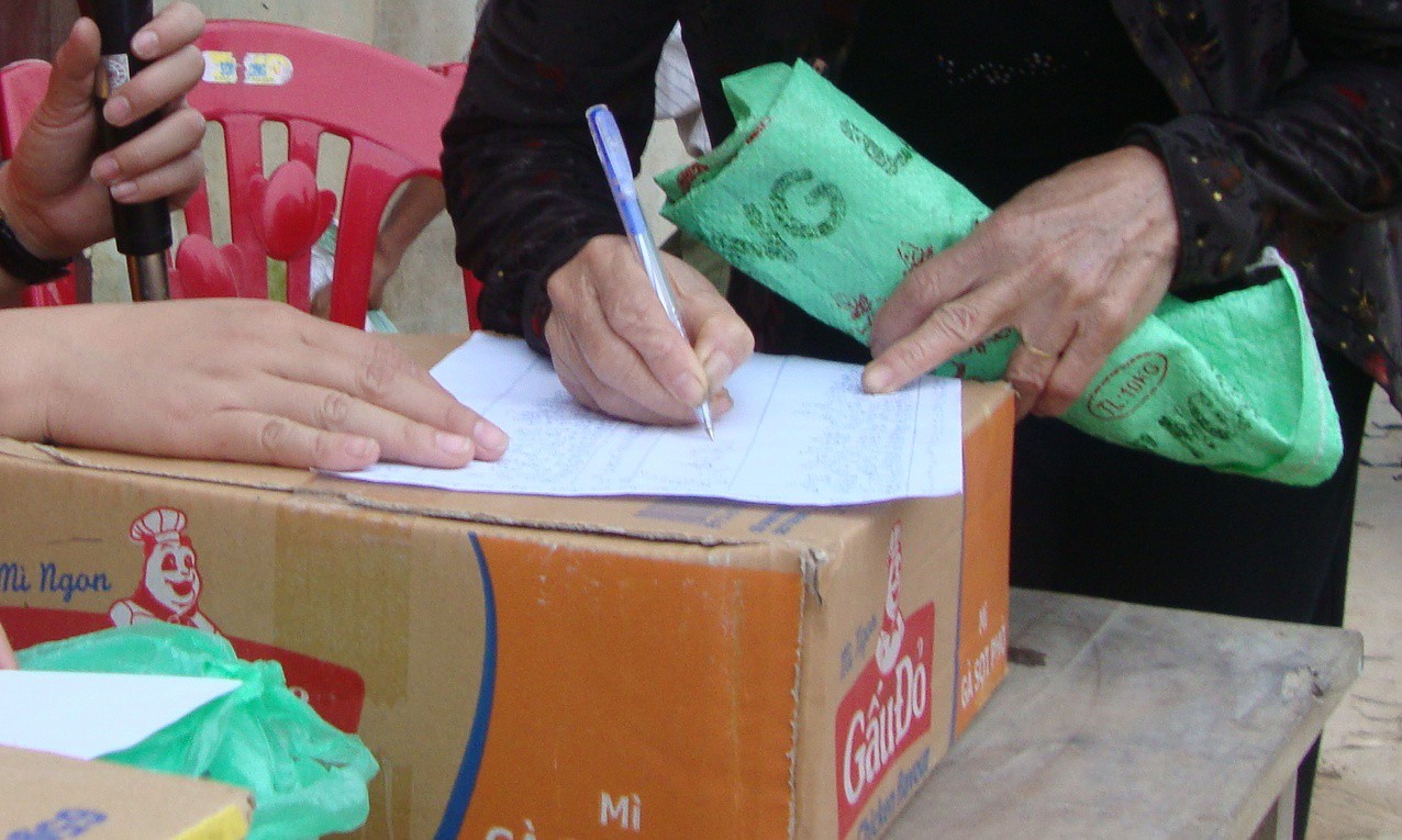 Trục lợi lòng tốt