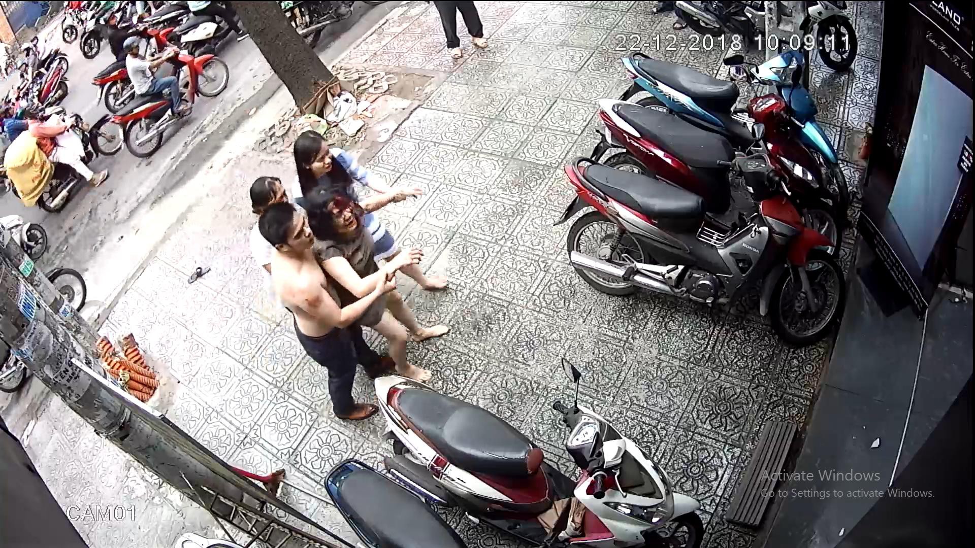 Bị h&agrave;ng x&oacute;m tấn c&ocirc;ng kinh ho&agrave;ng chỉ v&igrave; vũng nước đọng trước nh&agrave;! - Ảnh 1.
