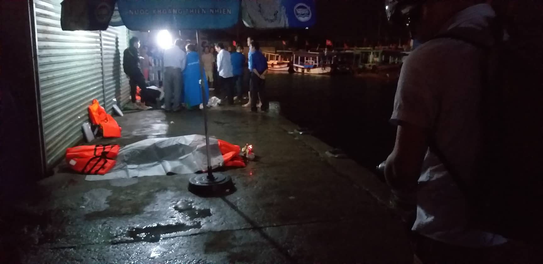 Lật t&agrave;u du lịch ở Nha Trang, &iacute;t nhất 2 người chết đuối - Ảnh 3.