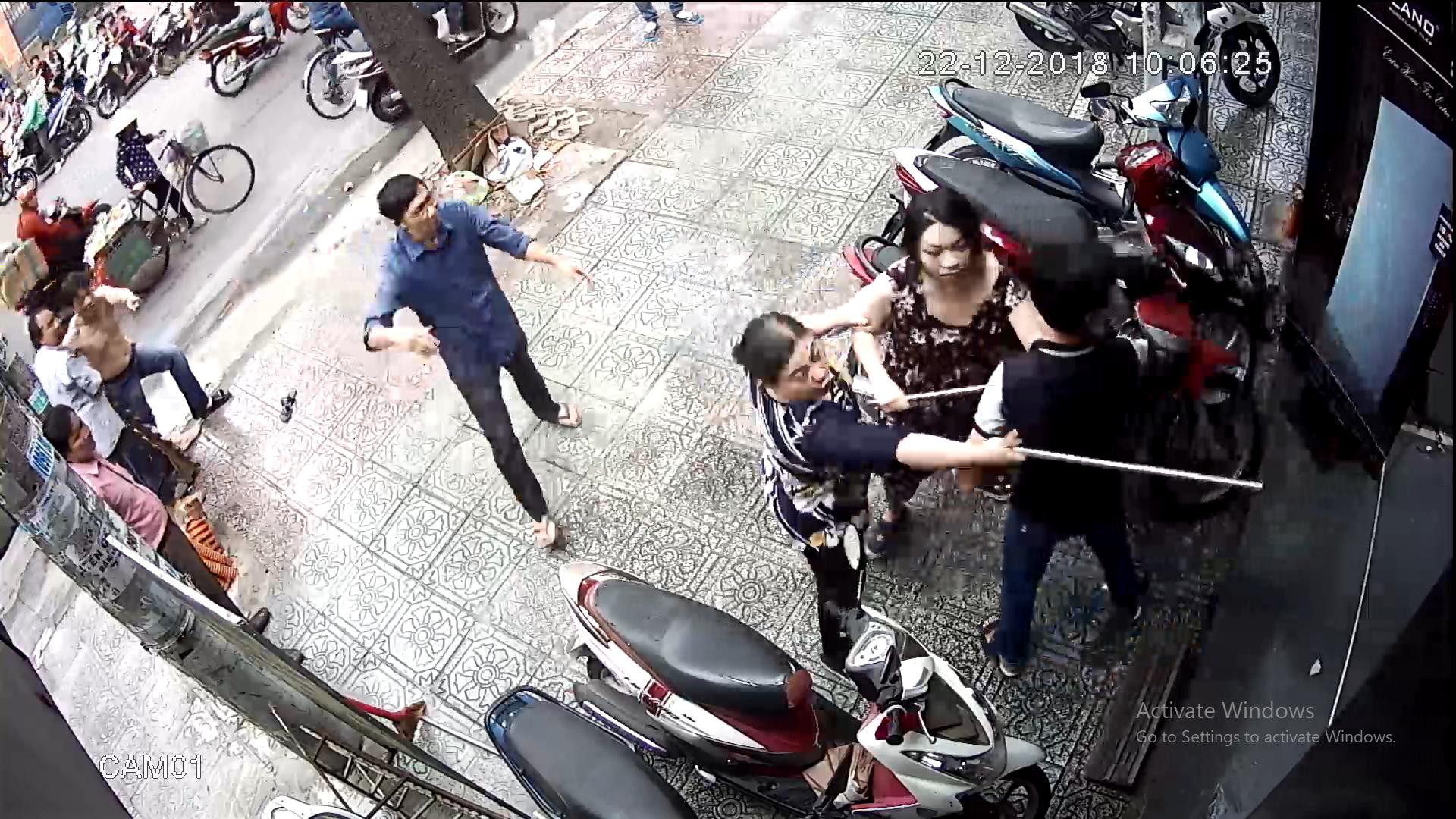 Bị hàng xóm tấn công kinh hoàng chỉ vì vũng nước đọng trước nhà!