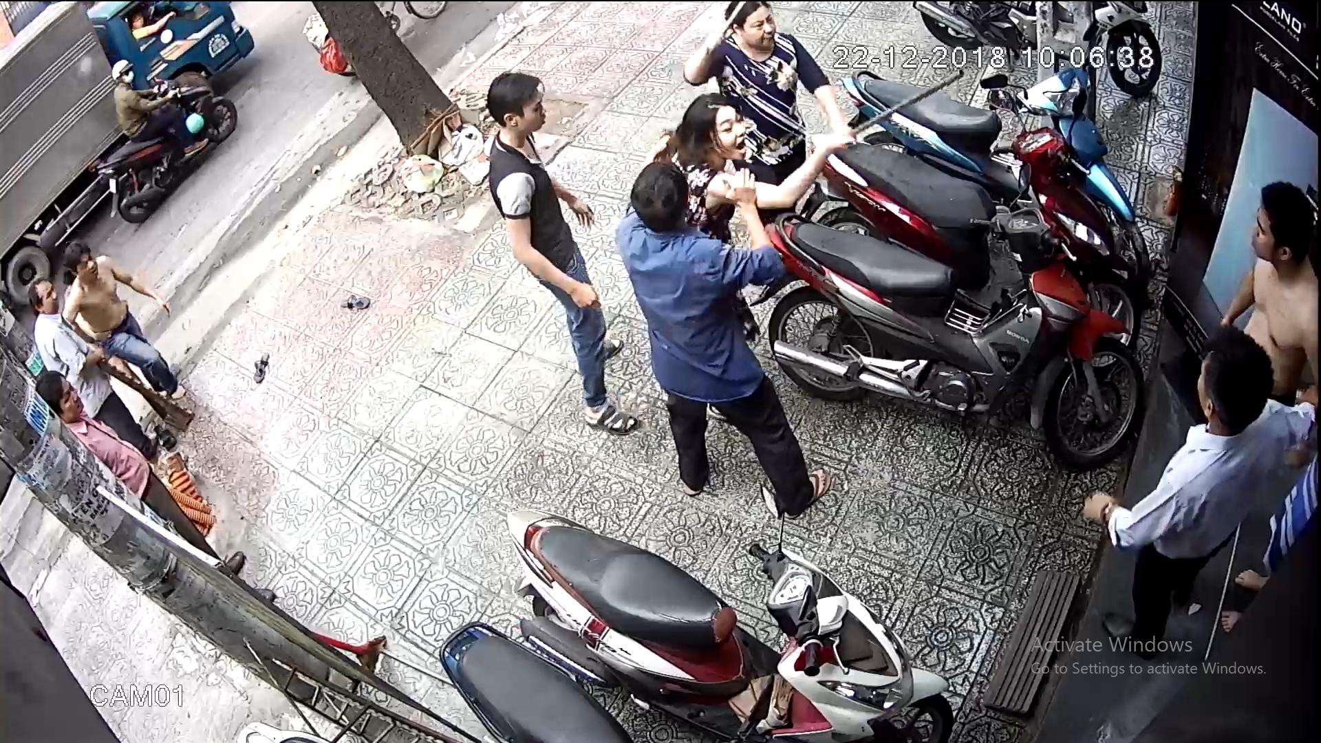 Bị h&agrave;ng x&oacute;m tấn c&ocirc;ng kinh ho&agrave;ng chỉ v&igrave; vũng nước đọng trước nh&agrave;! - Ảnh 3.