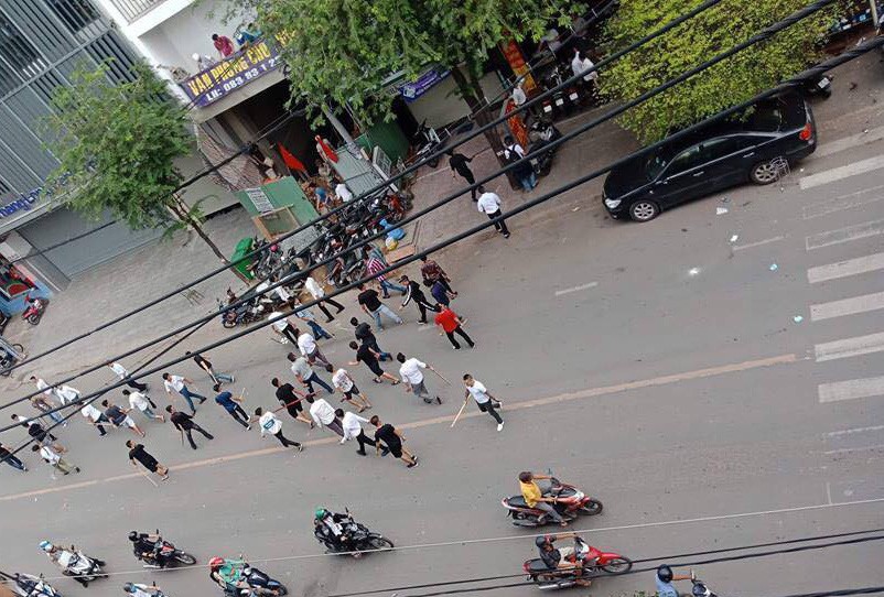 Gần 50 thanh ni&ecirc;n đuổi ch&eacute;m nhau giữa đường ở quận B&igrave;nh Thạnh  - Ảnh 2.