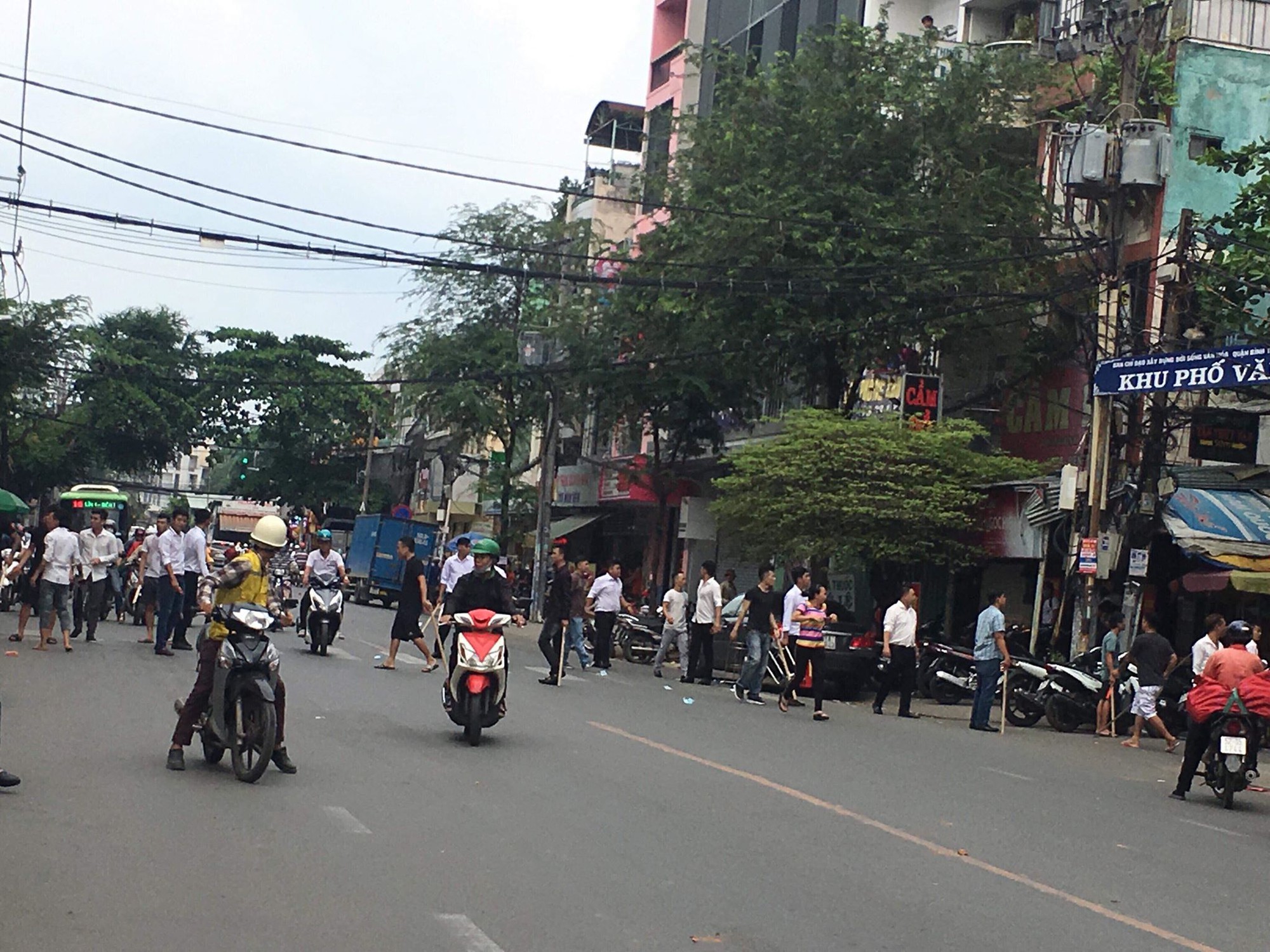 Gần 50 thanh ni&ecirc;n đuổi ch&eacute;m nhau giữa đường ở quận B&igrave;nh Thạnh  - Ảnh 1.
