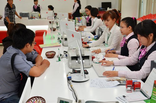 Đẩy vốn ngân hàng ra đấu tín dụng đen - Ảnh 1.