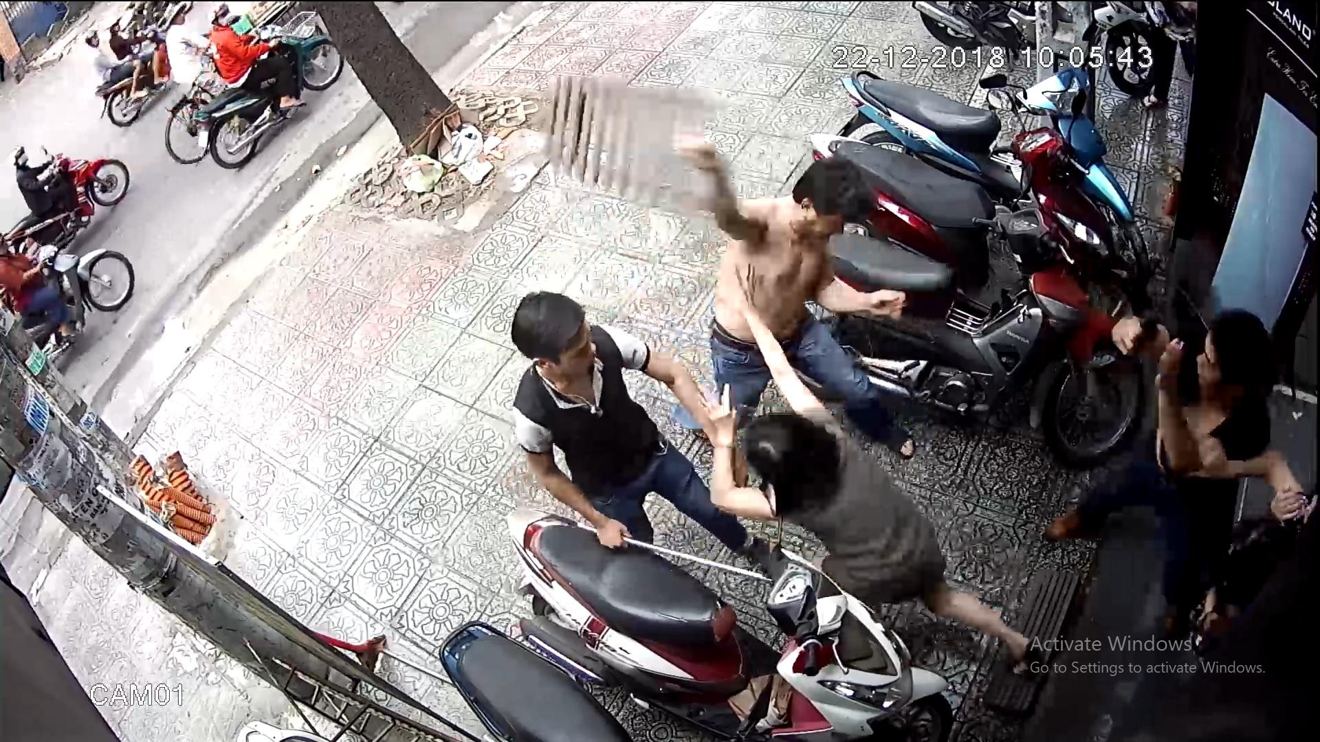 Bị h&agrave;ng x&oacute;m tấn c&ocirc;ng kinh ho&agrave;ng chỉ v&igrave; vũng nước đọng trước nh&agrave;! - Ảnh 4.