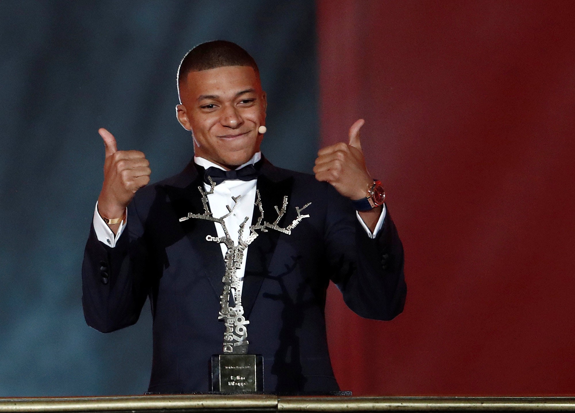 Mbappé nhận giải vàng vẫn lo bị rao bán