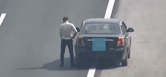 Nam t&agrave;i xế thản nhi&ecirc;n dừng xe đi vệ sinh ngay tr&ecirc;n đường cao tốc H&agrave; Nội - Hải Ph&ograve;ng - Ảnh 1.