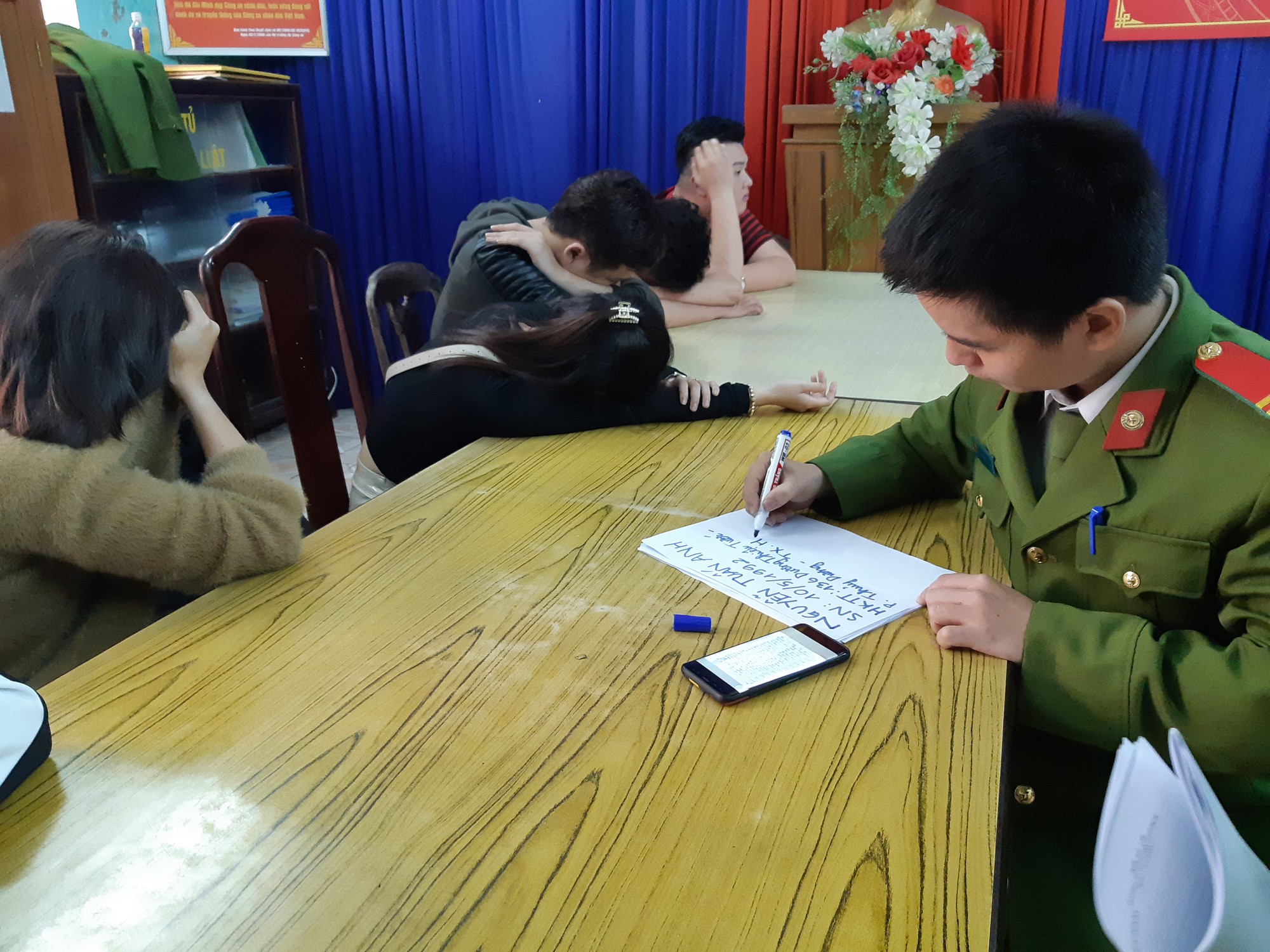 Mua ma t&uacute;y mang v&agrave;o tiệm cắt t&oacute;c sử dụng - Ảnh 1.