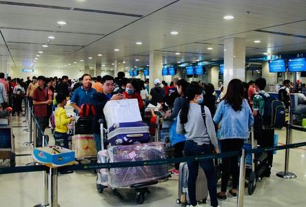 Coi chừng mang tội khi cầm giùm hành lý xách tay trên máy bay!