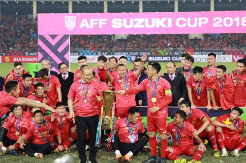 NHỮNG CHIẾN BINH L&Agrave;M N&Ecirc;N VINH QUANG AFF CUP: Đo&agrave;n kết như một gia đ&igrave;nh - Ảnh 1.