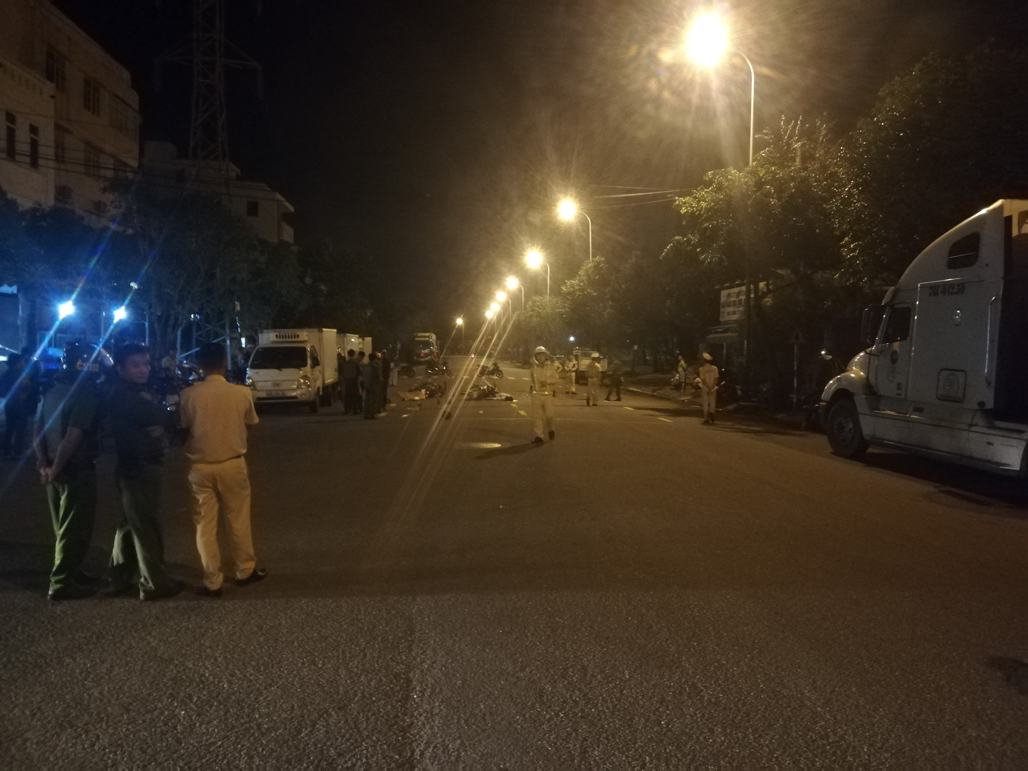 2 xe máy va chạm trong đêm, 3 người thương vong