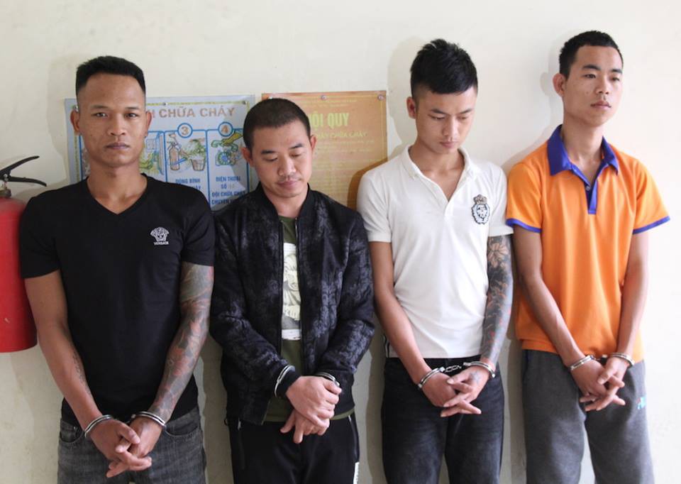 Gần chục nam, nữ xăm trổ trong nh&oacute;m đ&ograve;i nợ thu&ecirc; ph&ecirc; ma t&uacute;y, th&aacute;c loạn tại kh&aacute;ch sạn - Ảnh 2.