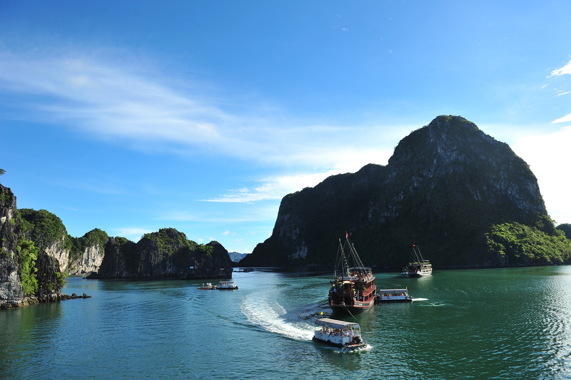 Những g&oacute;c m&aacute;y đẹp ngỡ ng&agrave;ng về Hạ Long - Ảnh 2.