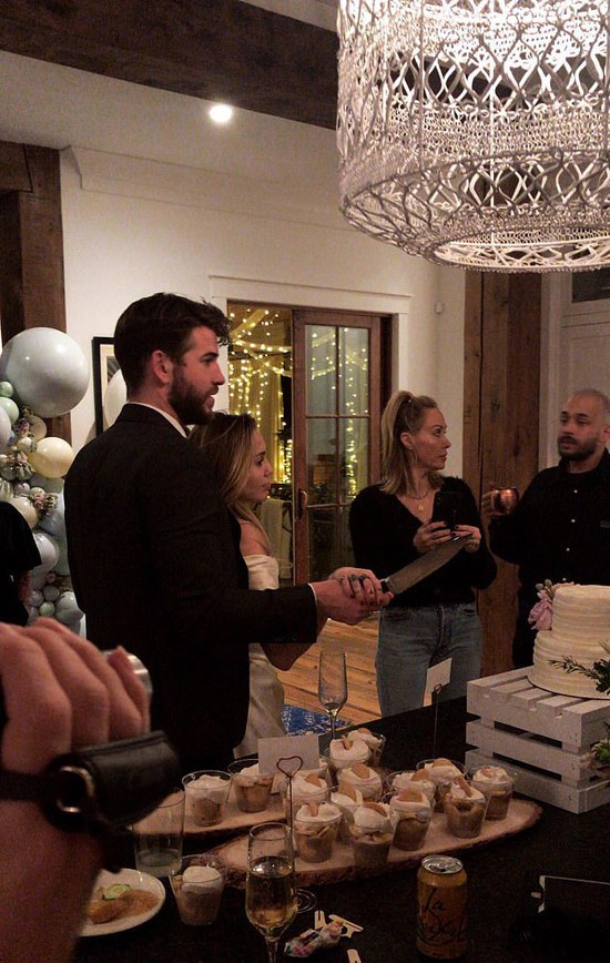 Biệt thự 6 triệu đô nơi Miley Cyrus kết hôn Liam Hemsworth - Ảnh 1.