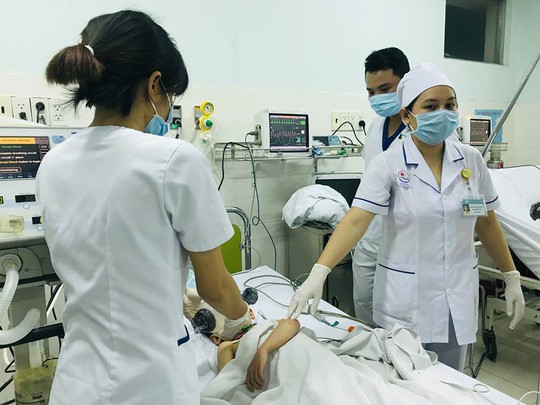 Vụ lật t&agrave;u du lịch khiến 2 người chết: Vướng d&acirc;y neo khi đang chạy? - Ảnh 2.