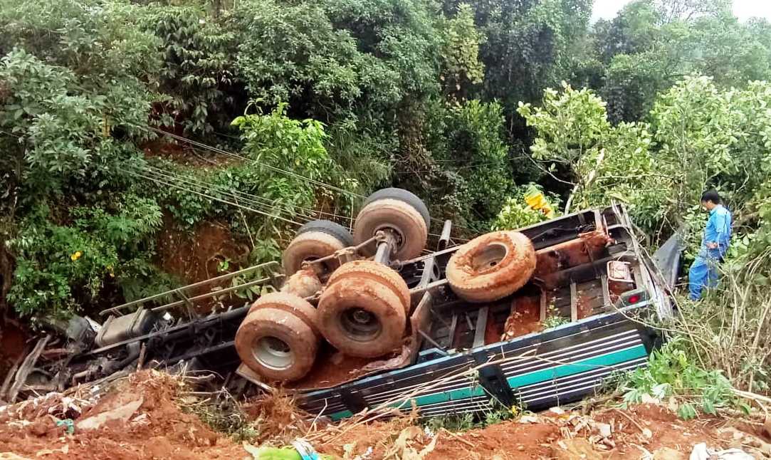 Tài xế và phụ xe cùng xe chở cà phê lao xuống vực sâu 20 m