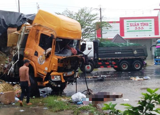 Xe tải đối đầu xe container g&acirc;y tai nạn li&ecirc;n ho&agrave;n, 2 người tử vong - Ảnh 3.