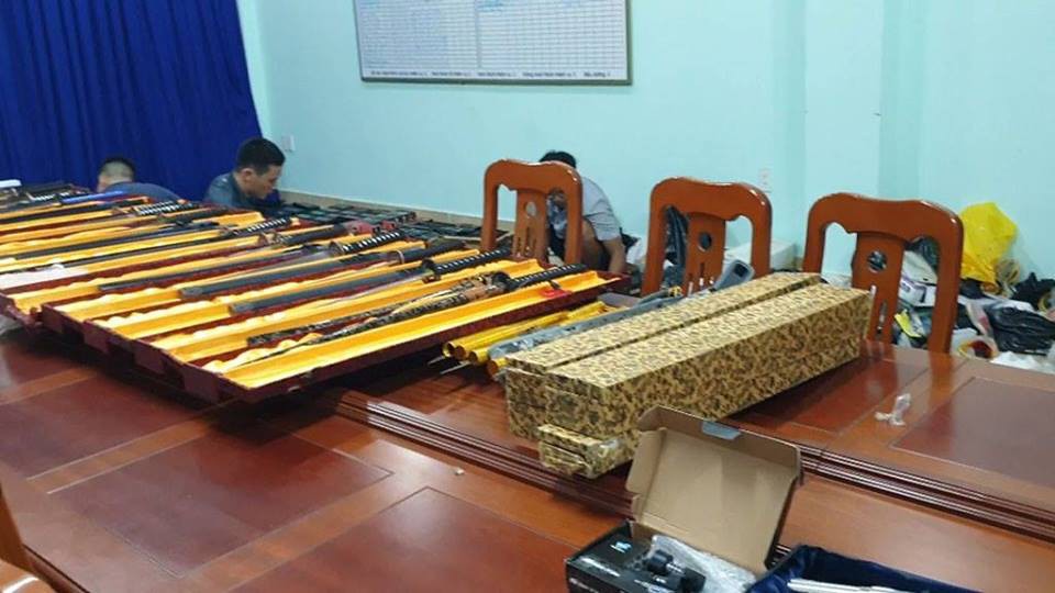 Bộ C&ocirc;ng an ph&aacute; đường d&acirc;y mua b&aacute;n vũ kh&iacute; lớn ở TP HCM - Ảnh 2.