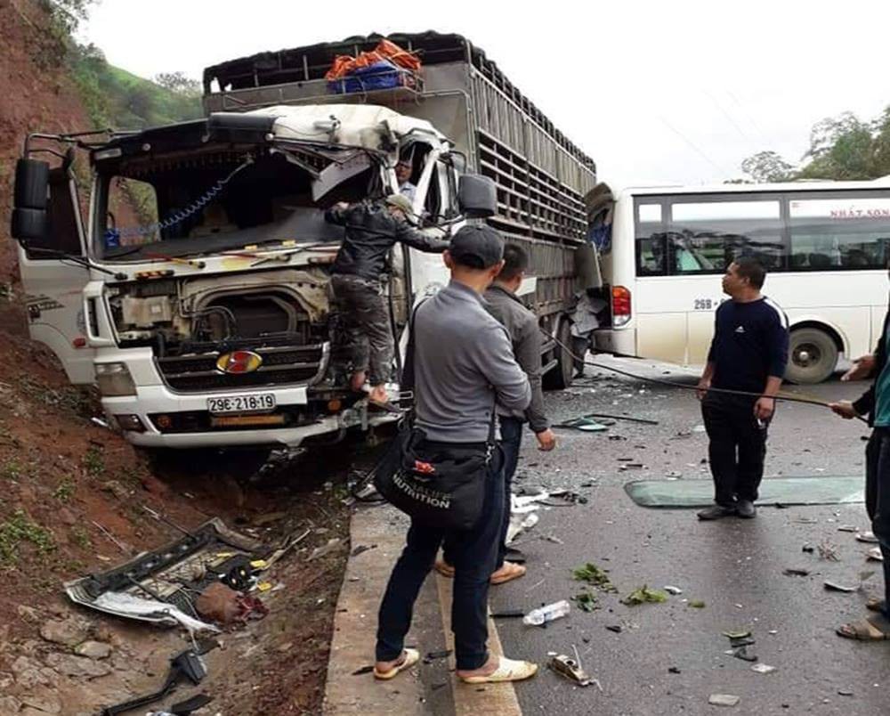 Xe khách tông nhau với xe tải, ít nhất 5 người bị thương