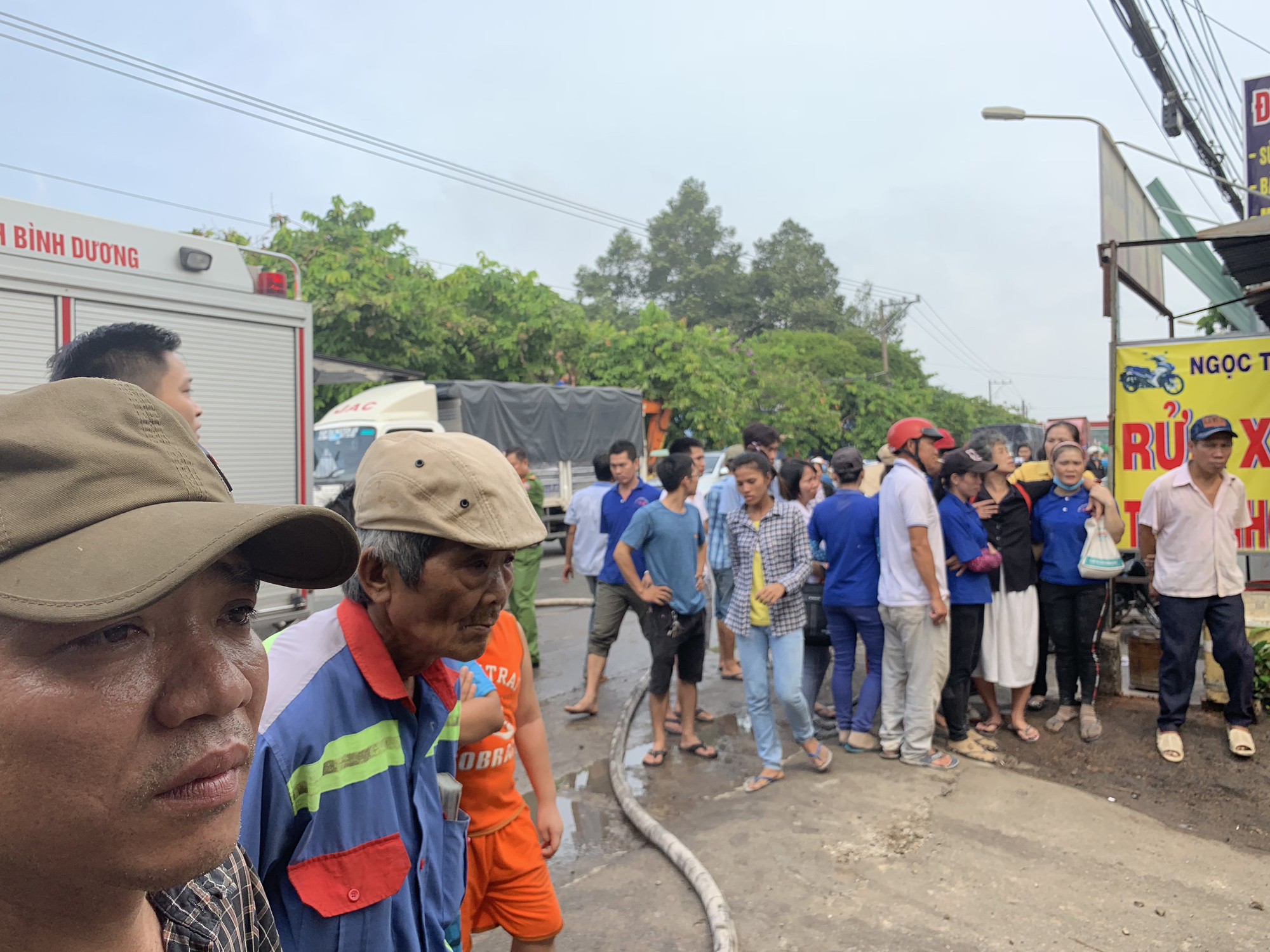 Người phụ nữ khóc ngất trước cảnh công ty bốc cháy - Ảnh 6.