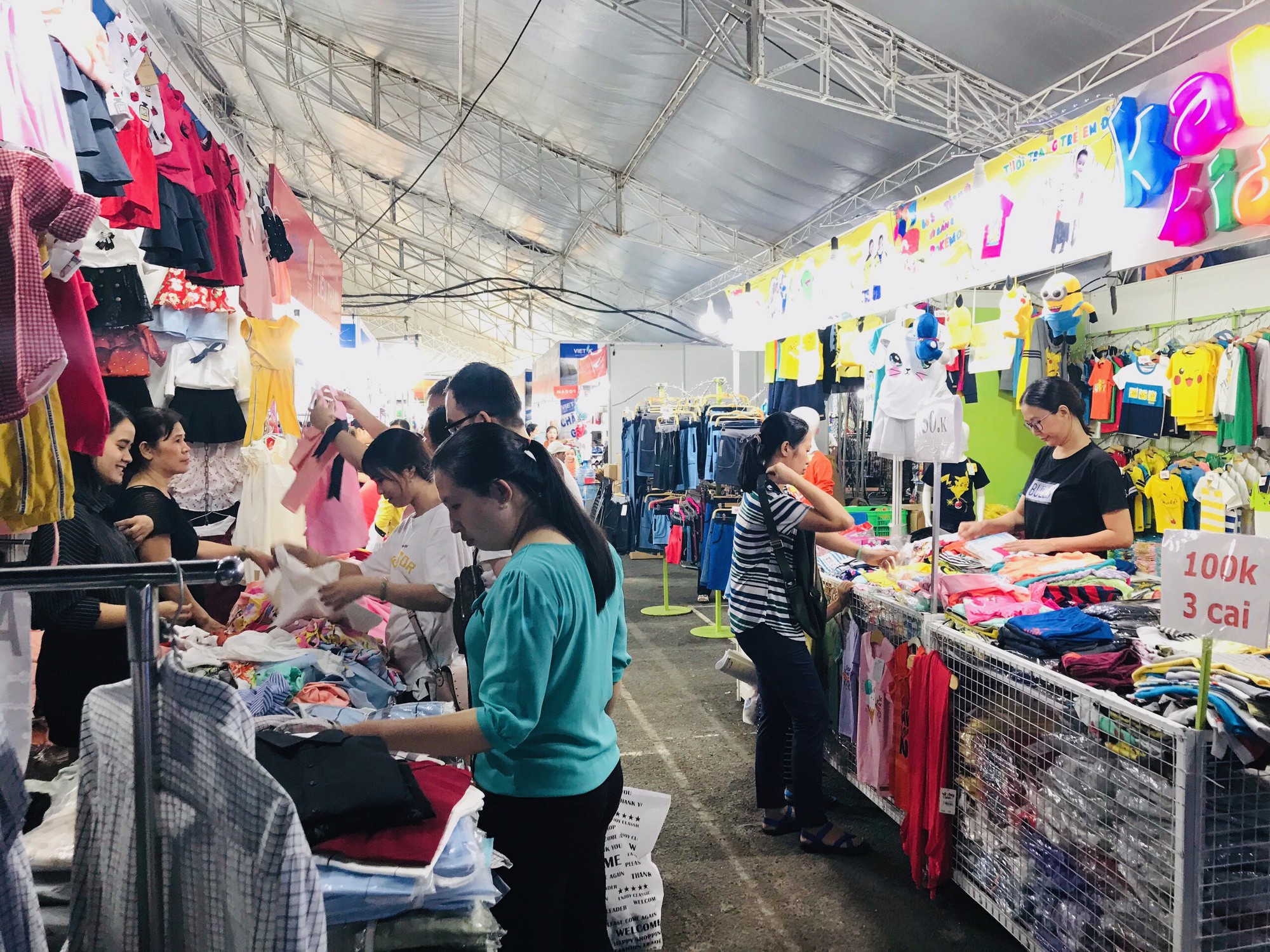 Cơ hội mua sắm h&agrave;ng khuyến m&atilde;i dịp Tết Dương lịch - Ảnh 1.