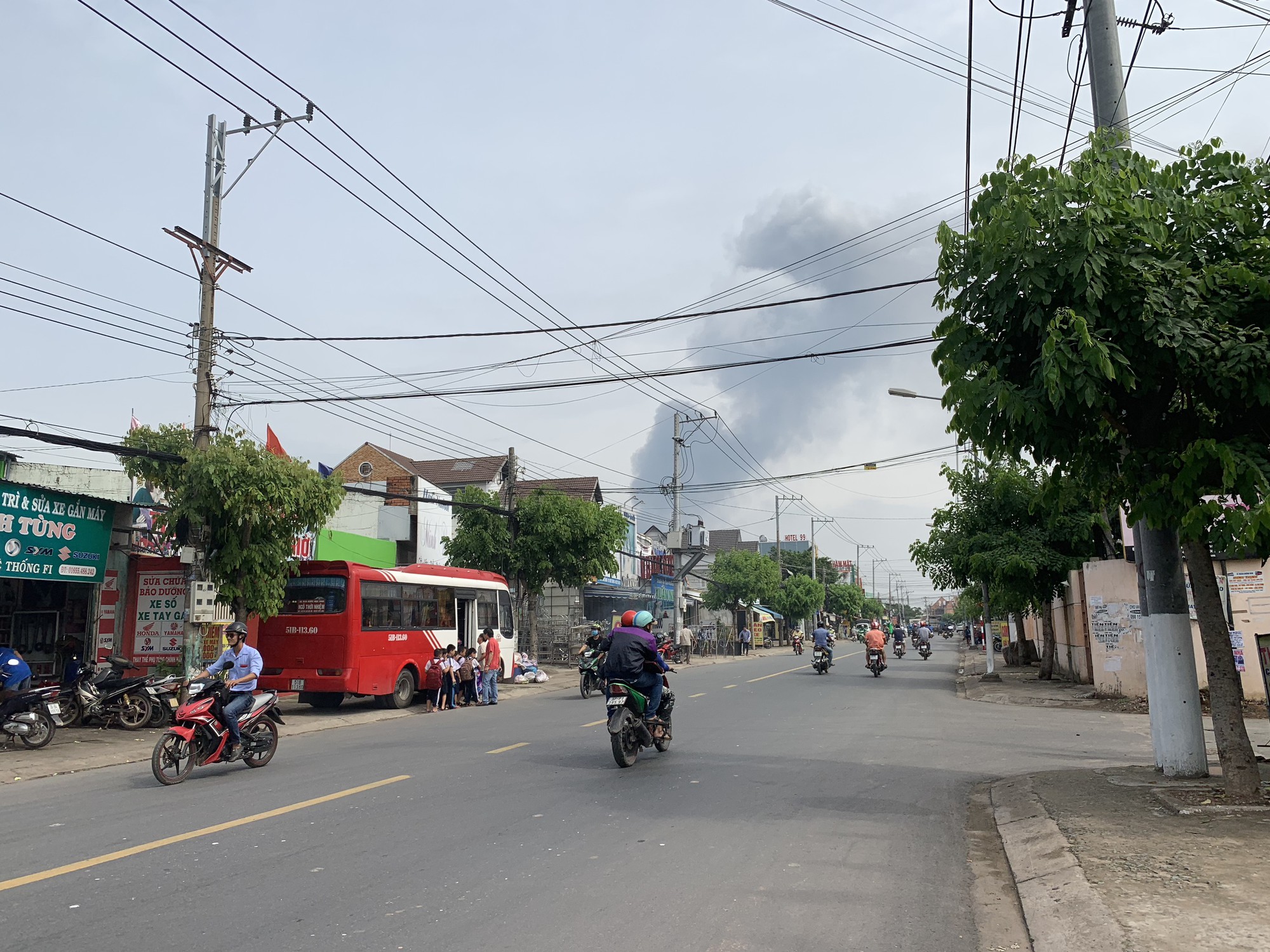 Người phụ nữ khóc ngất trước cảnh công ty bốc cháy - Ảnh 7.