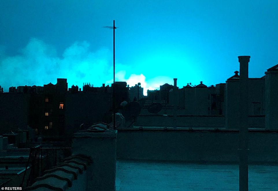 Hoảng loạn ở New York khi trời đêm rực sáng màu xanh