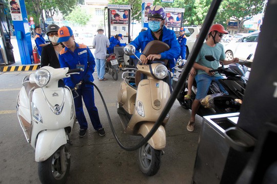 Petrolimex dọa thiếu xăng dầu v&igrave; thuế bảo vệ m&ocirc;i trường tăng từ 1-1 - Ảnh 1.