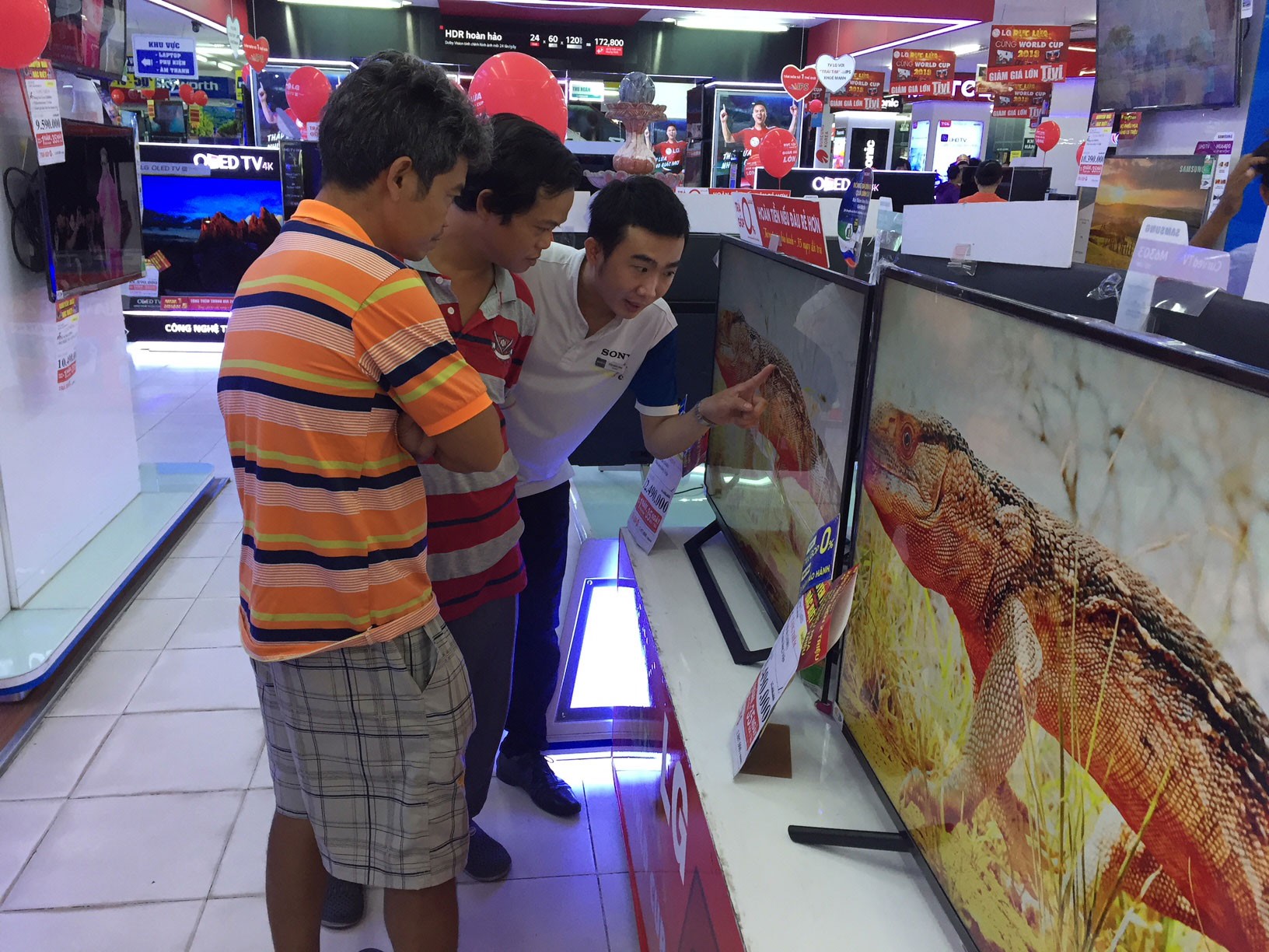 Cuối năm, tivi màn hình lớn bán chạy