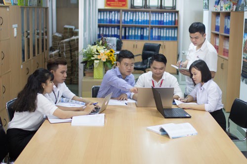 Nam sinh viên chân đất thành Công dân tiêu biểu - Ảnh 2.