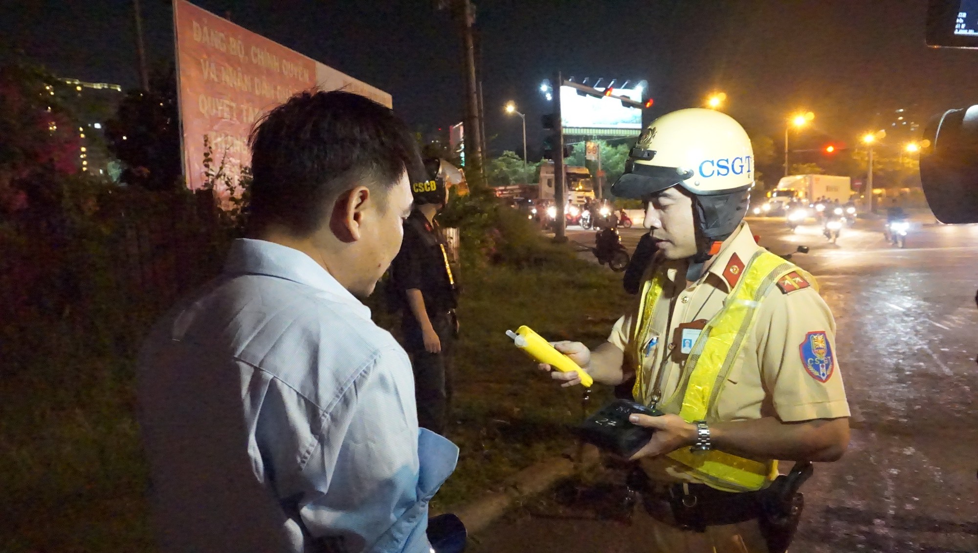 Khoe quen “ông này, bà kia” thách thức CSGT